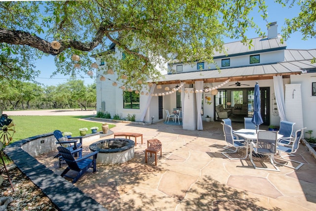 view of patio with an outdoor fire pit and ceiling fan