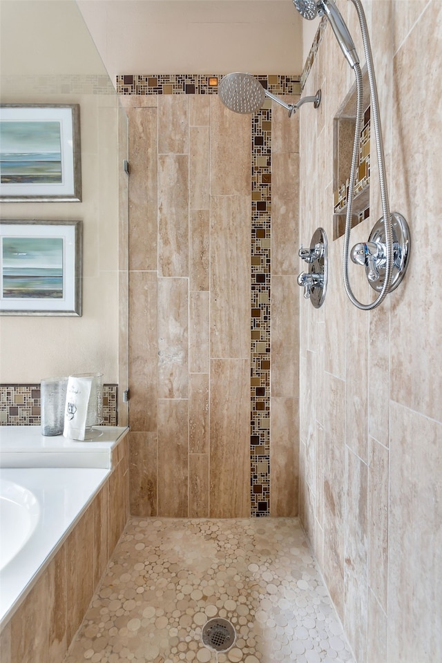 bathroom featuring a tile shower