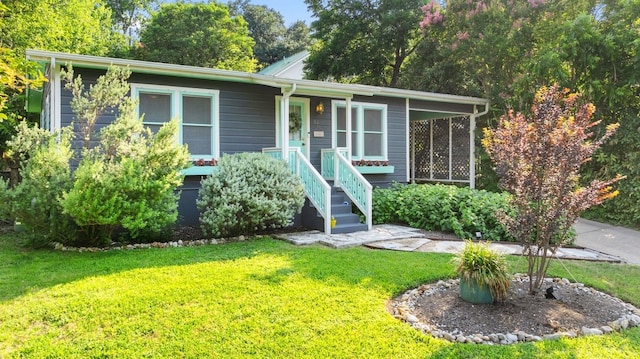 view of front facade with a front lawn