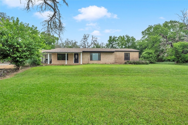 ranch-style house featuring a front yard