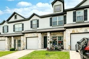 view of front facade featuring a garage and a front yard