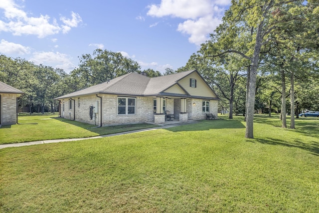 view of front of property featuring a front yard