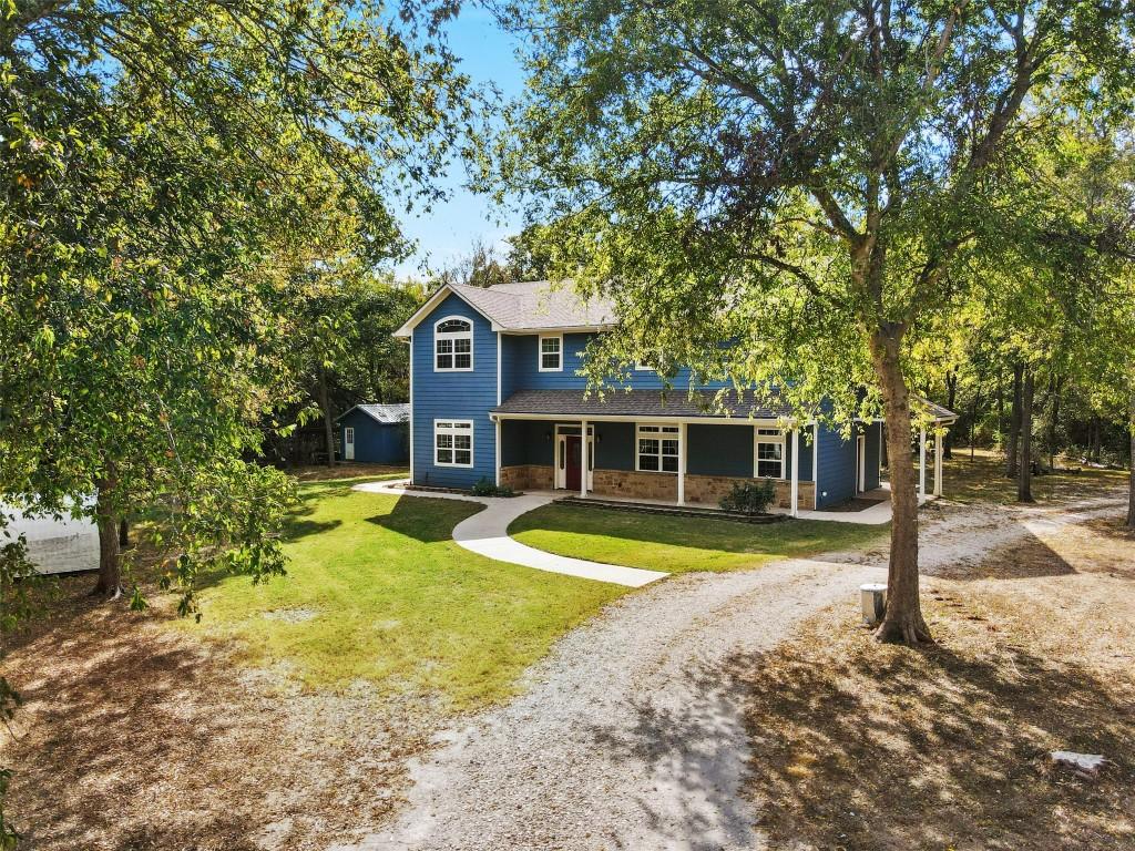 275 Woodruff Rd, Waco, TX 76705 - traditional-style home with covered porch, a front lawn, and gravel driveway