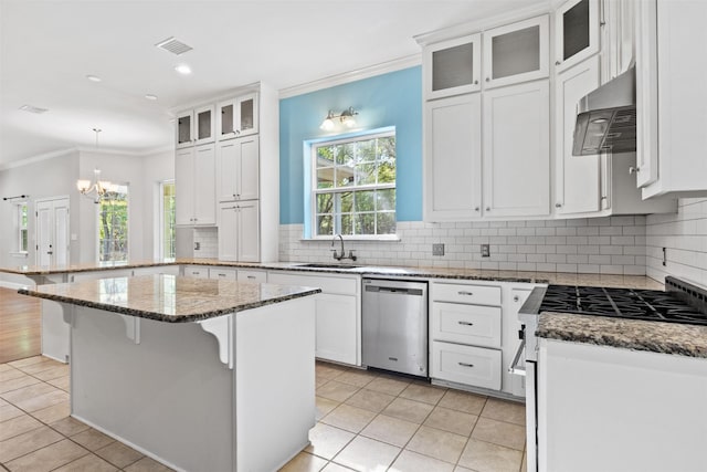 kitchen with stainless steel appliances, white cabinets, a center island, and range hood