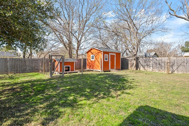 view of yard with a storage unit