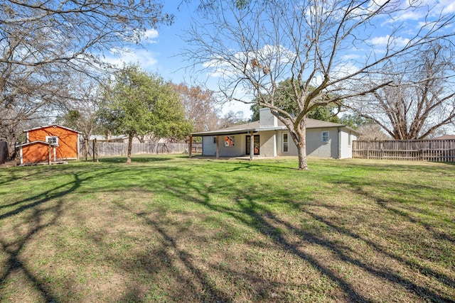 view of yard featuring a storage unit