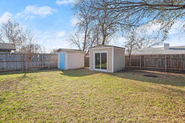 view of yard featuring a shed