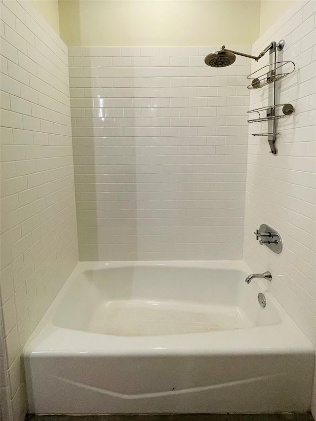 bathroom featuring tiled shower / bath