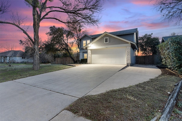 view of front of property featuring a yard