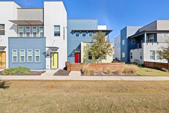 modern home featuring a front lawn