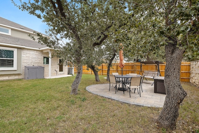 view of yard featuring a patio area