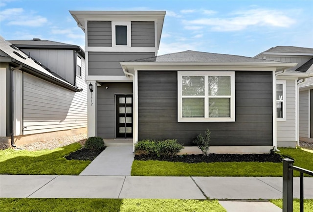 view of front of home featuring a front lawn