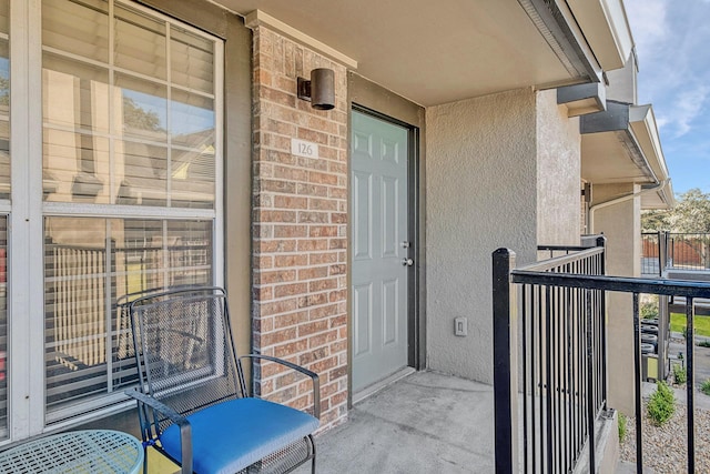 property entrance featuring a balcony