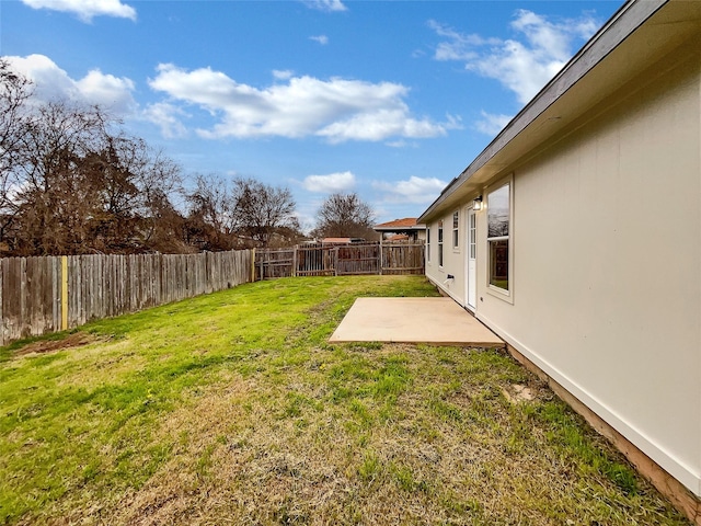 view of yard featuring a patio area