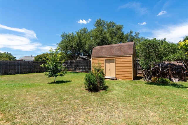 view of yard featuring a storage shed