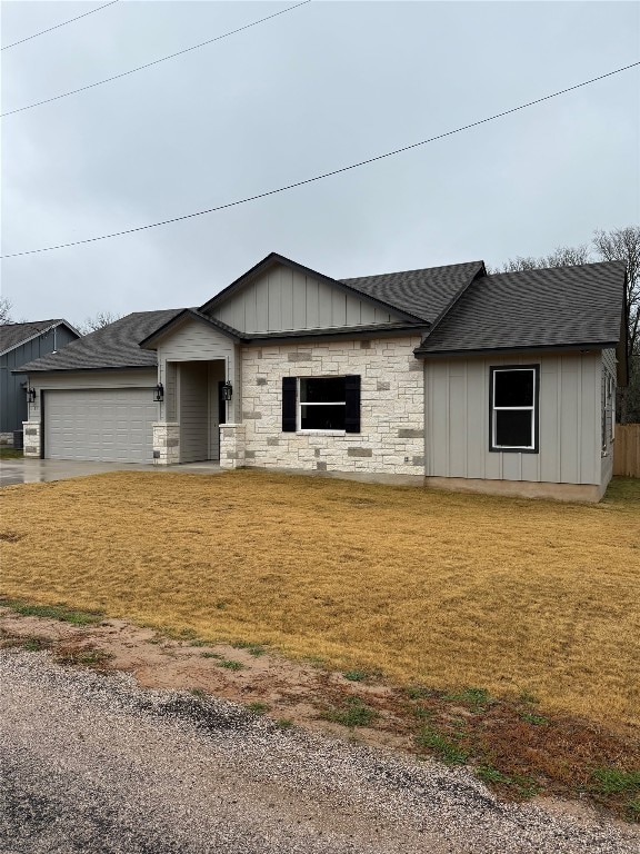 view of front facade featuring a garage and a front yard