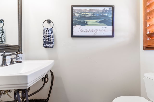 bathroom featuring toilet and sink