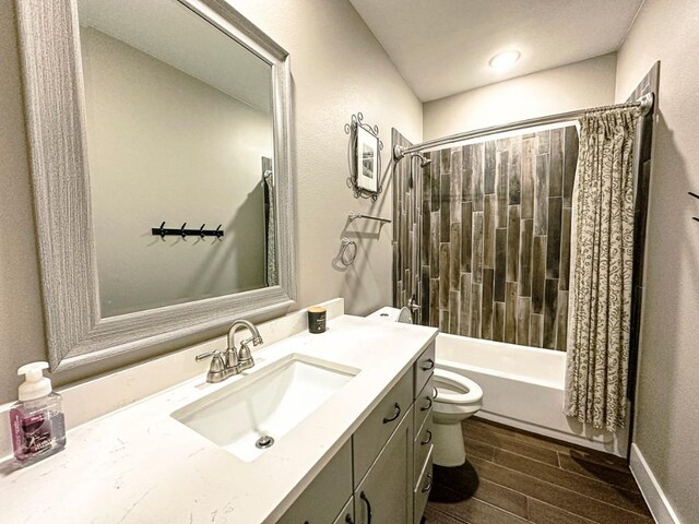 full bathroom with toilet, vanity, and shower / bath combo