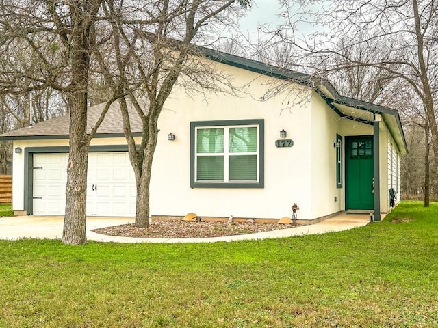 view of front of home featuring roof with shingles, driveway, stucco siding, a front lawn, and a garage