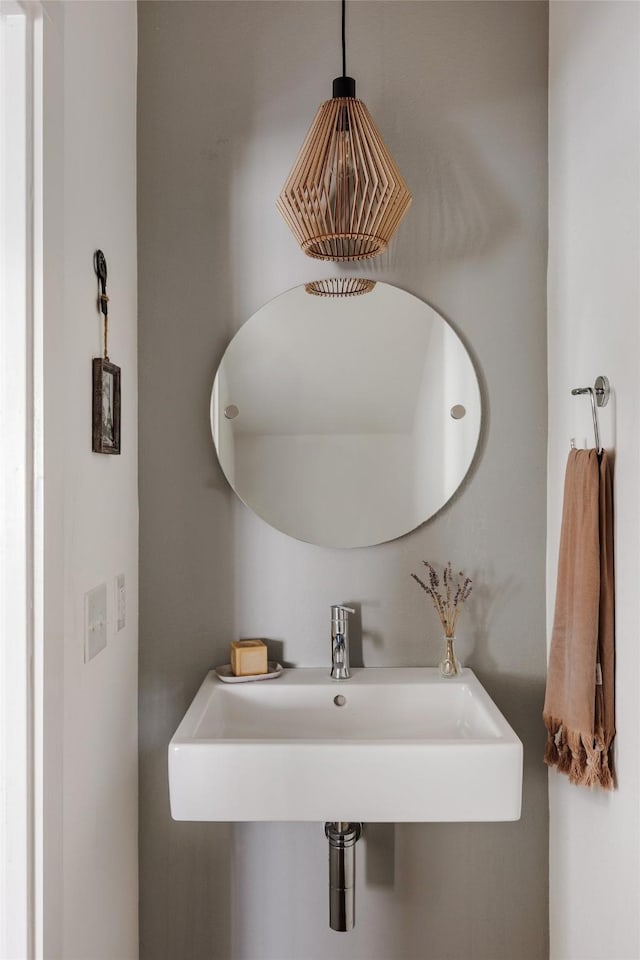 bathroom featuring sink