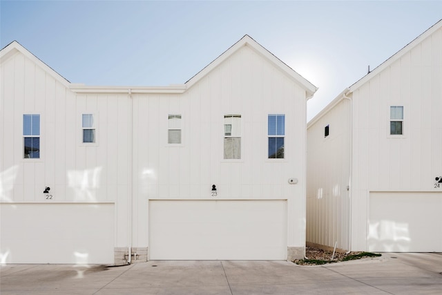 view of front facade featuring a garage