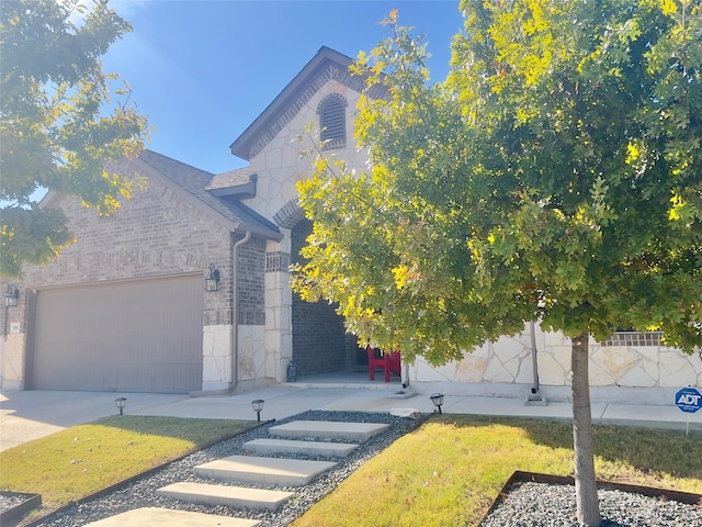 view of front facade featuring a garage