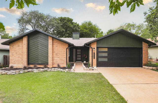 ranch-style house featuring a front lawn and a garage