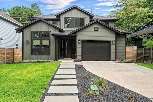 view of front of house featuring a front lawn