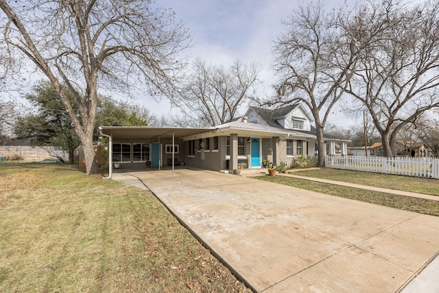 view of front of home featuring a carport and a front yard