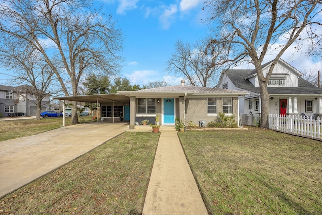 view of front of home featuring a front yard and a carport