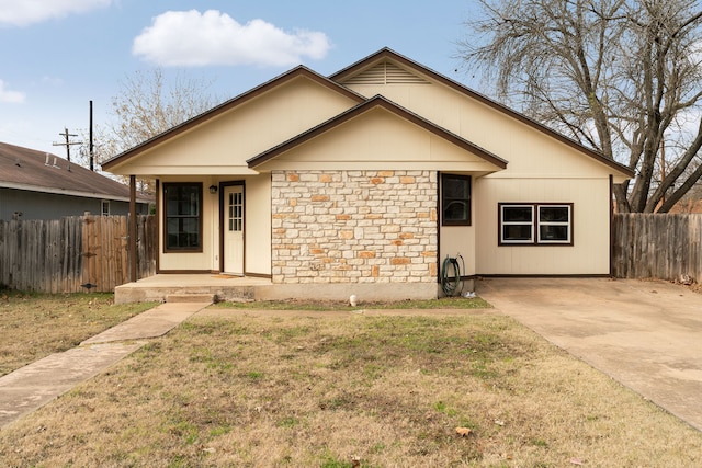 view of front of home with a porch and a front lawn