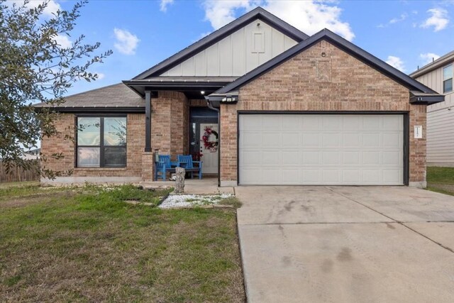 view of front of property featuring a front yard and a garage