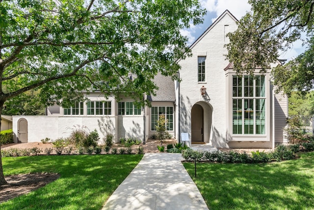 view of front of home featuring a front lawn