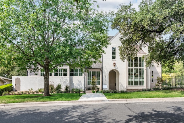 view of front facade featuring a front yard