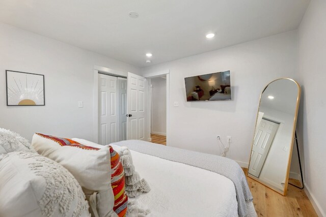 407 S Pine St, Georgetown, TX 78626 - bedroom featuring light wood-type flooring, recessed lighting, baseboards, and a closet