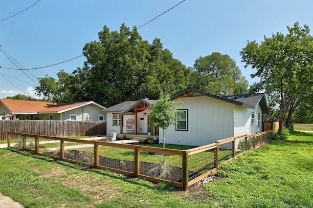 single story home with a front yard