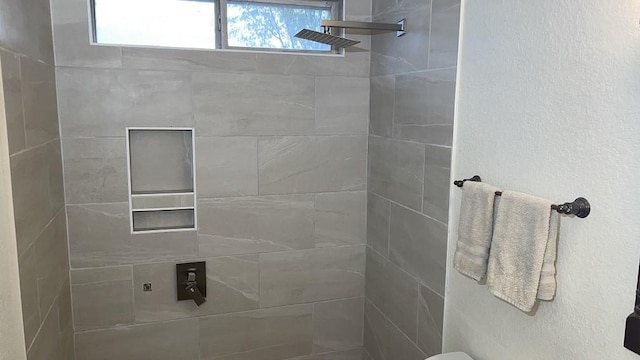 bathroom featuring a tile shower