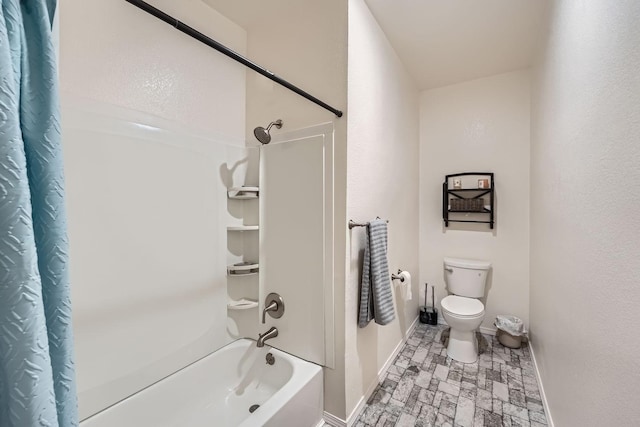 bathroom featuring toilet and shower / tub combo