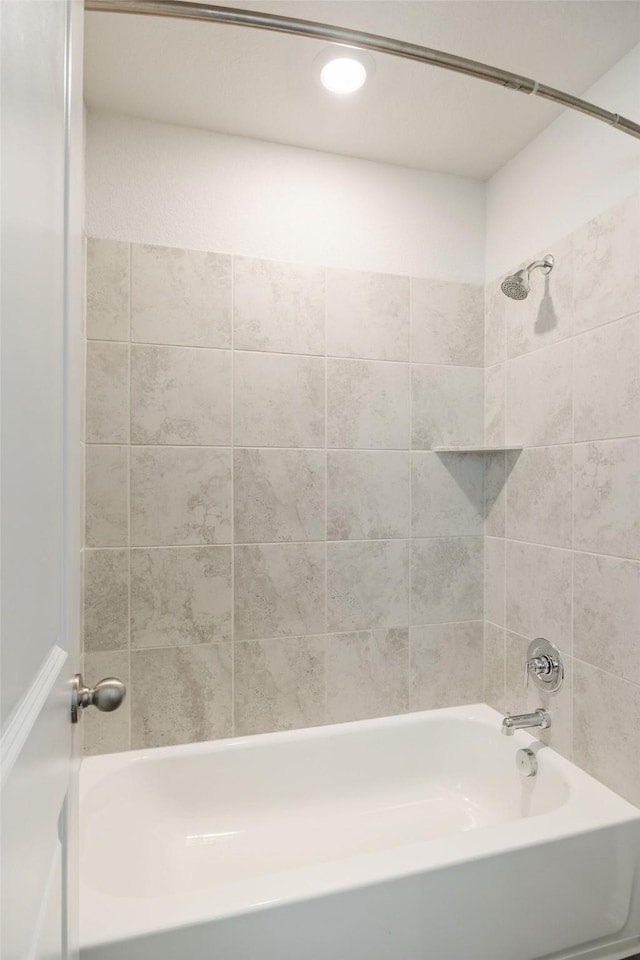 bathroom featuring tiled shower / bath