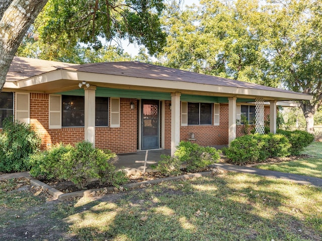 single story home featuring a front yard