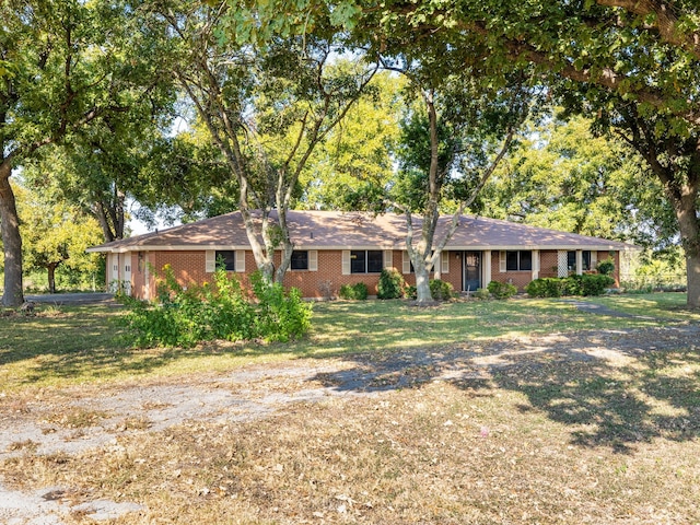 ranch-style home featuring a front lawn