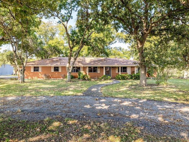 single story home with a front lawn