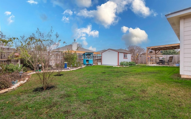 view of yard featuring a storage unit, a pergola, and a patio