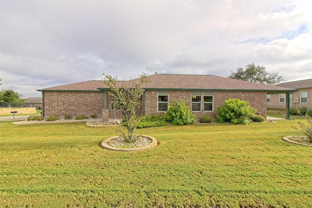 view of front facade featuring a front lawn