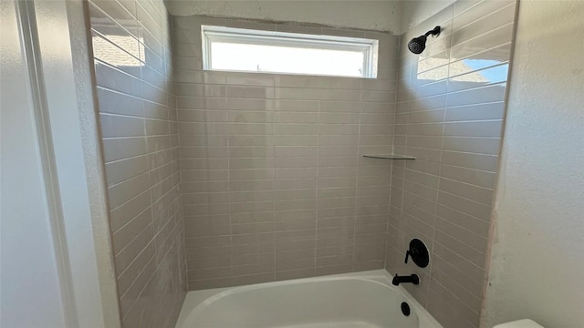 bathroom with tiled shower / bath