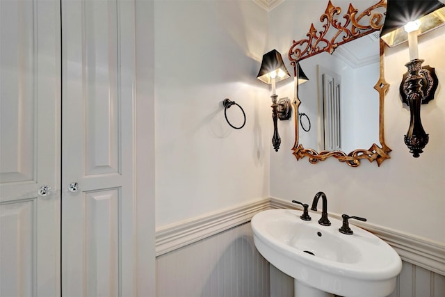 bathroom featuring sink