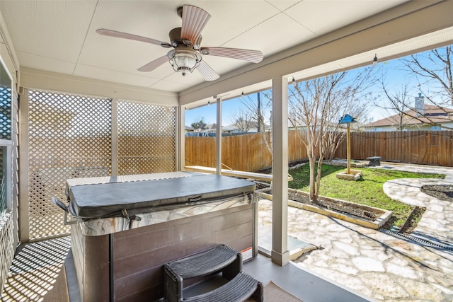 sunroom with ceiling fan