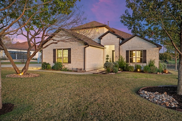 view of front of house featuring a yard