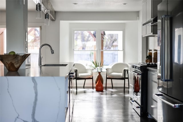 kitchen featuring sink, stainless steel appliances, a wealth of natural light, and gray cabinets