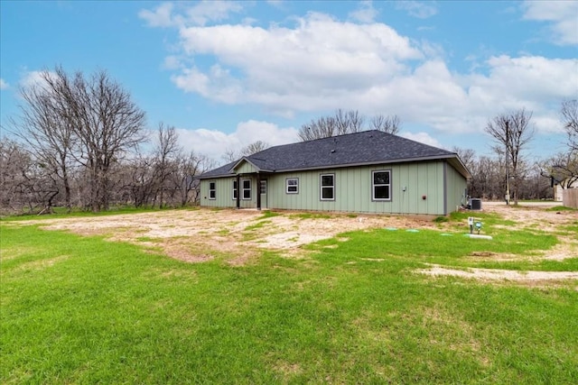 back of house featuring a yard